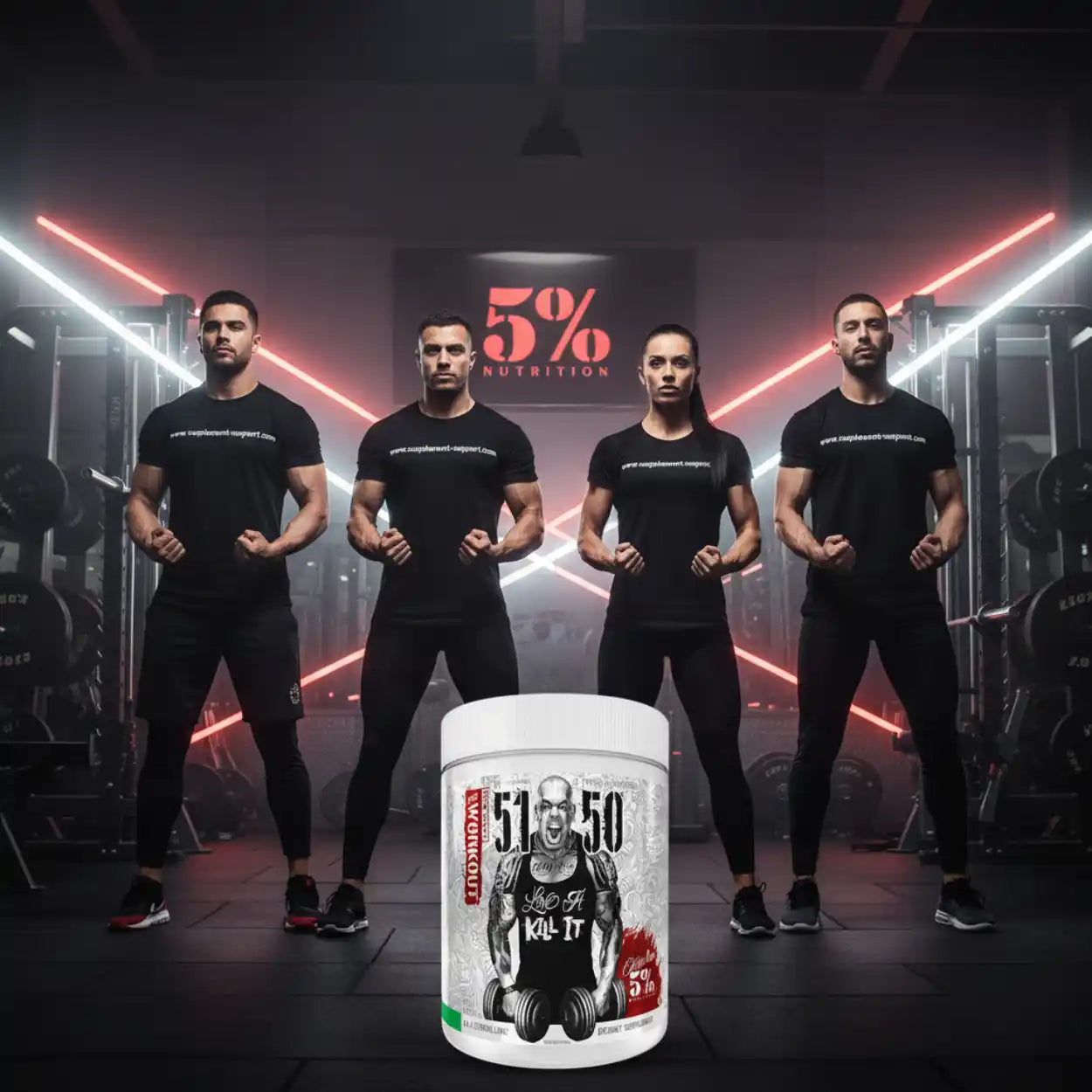 5% Nutrition Workout Supplement Dose vor vier muskulösen Athleten im Fitnessstudio