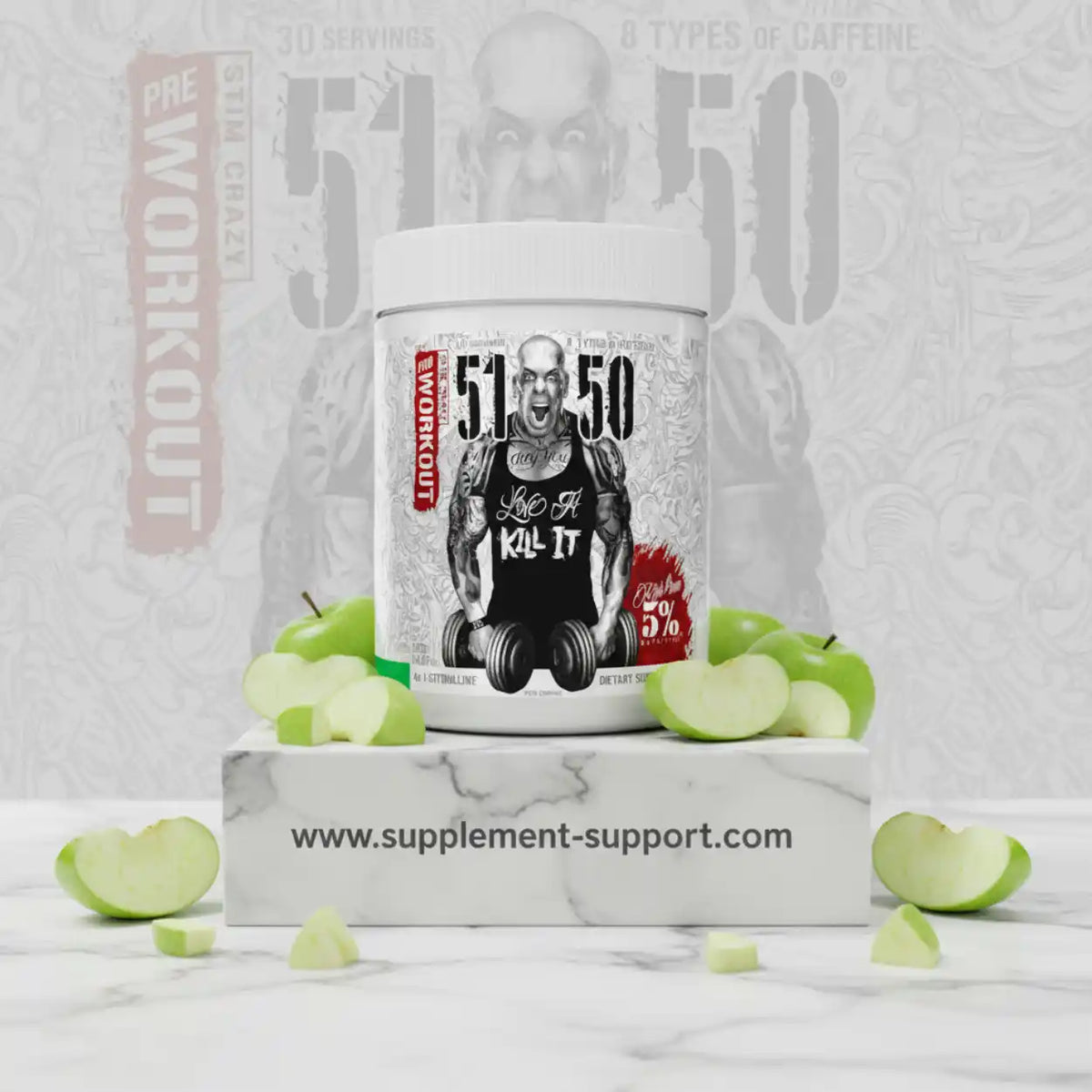 51-50 Pre-Workout Supplement Dose mit grünen Apfelstücken auf Marmoruntergrund