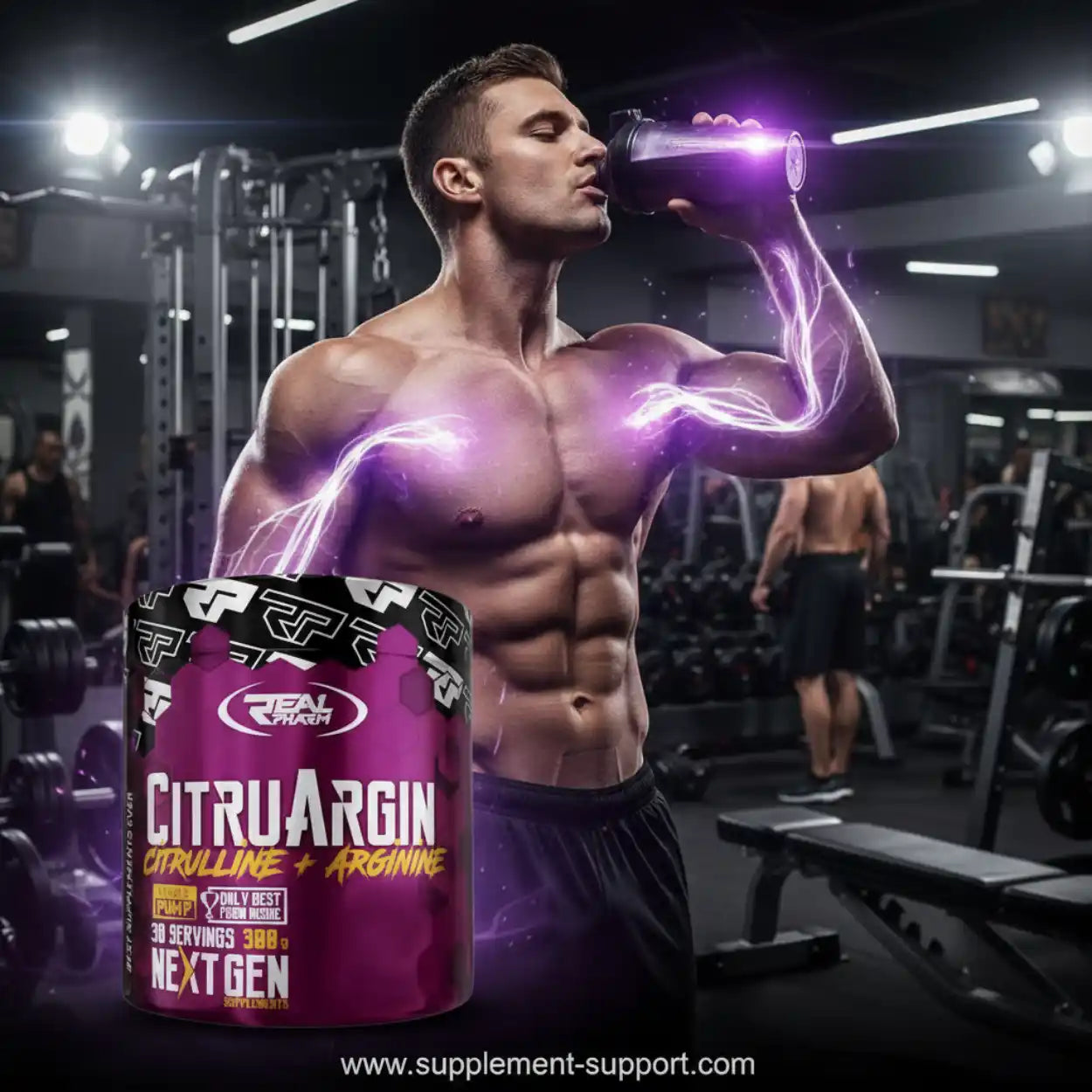 Muskulöser Mann im Fitnessstudio trinkt Sportnahrungsshake, Citrullin-Arginin Supplement im Vordergrund