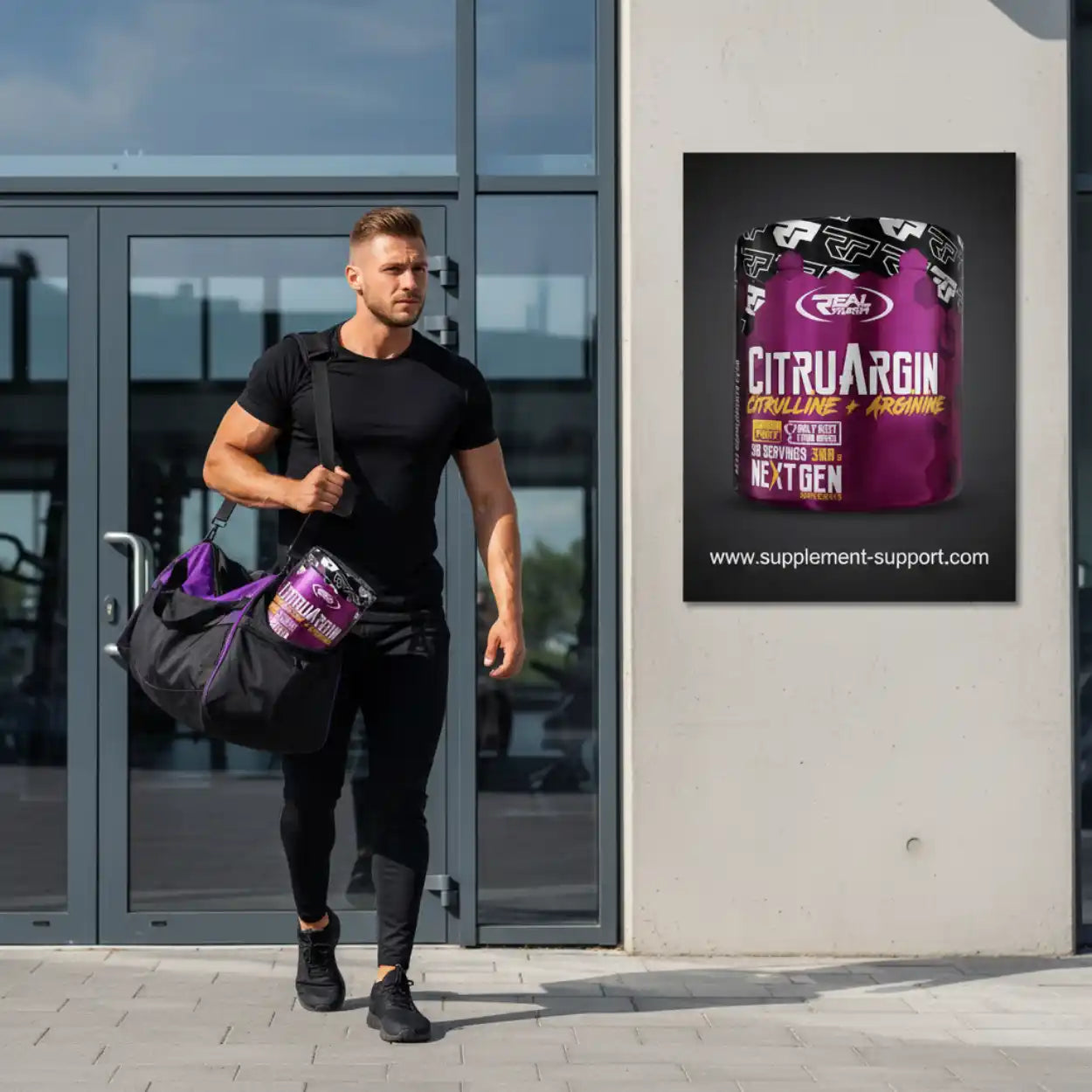 Sportler mit Sporttasche und Citrullin-Arginin Supplement vor Fitnessstudio