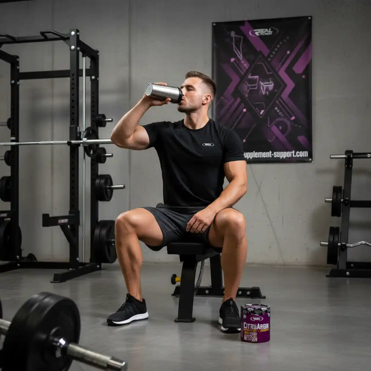 Sportler im Fitnessstudio trinkt Shake, Citrullargin Supplementdose im Vordergrund, Muskelaufbau