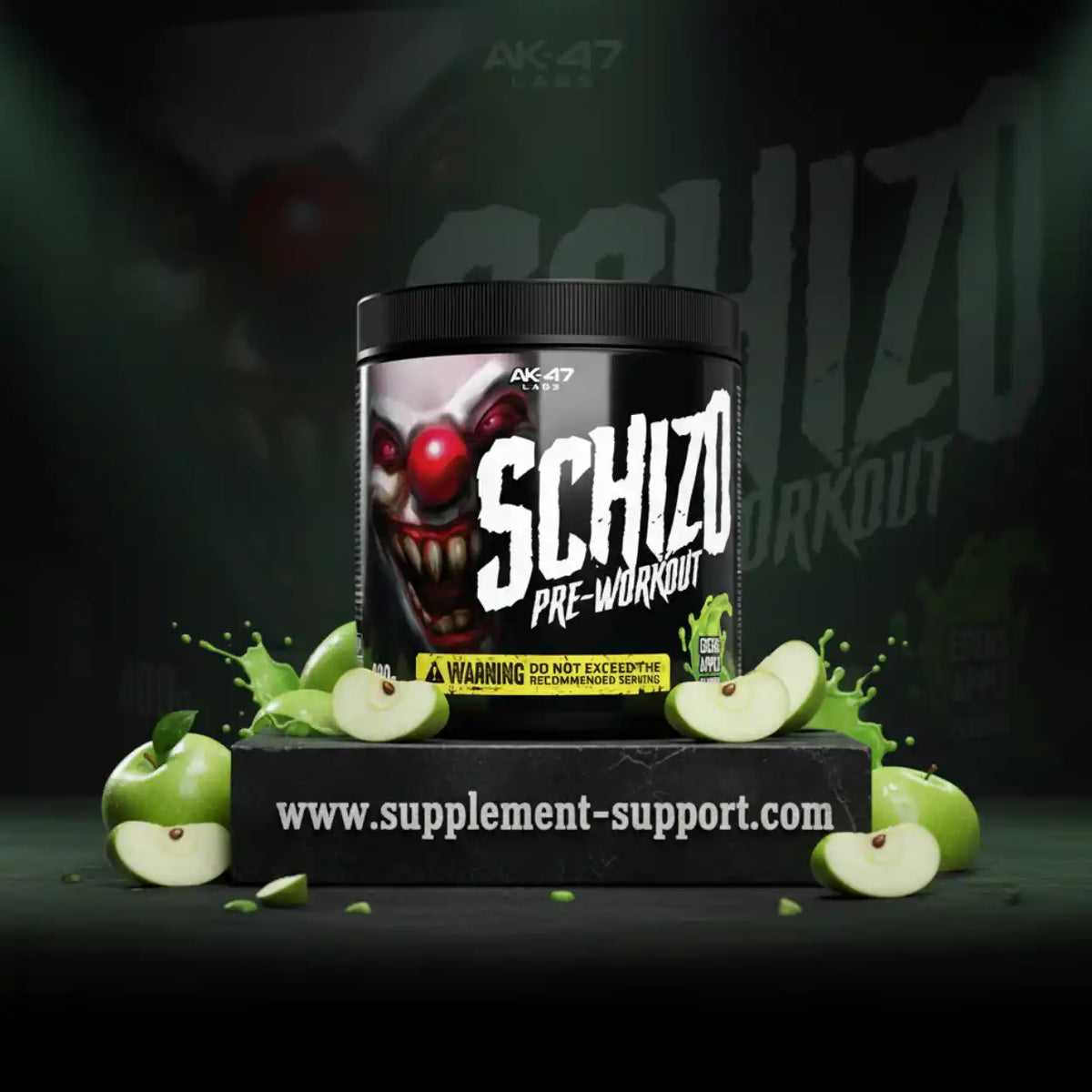 AK-47 Labs Schizo Pre-Workout Dose mit grünen Äpfeln auf dunklem Hintergrund