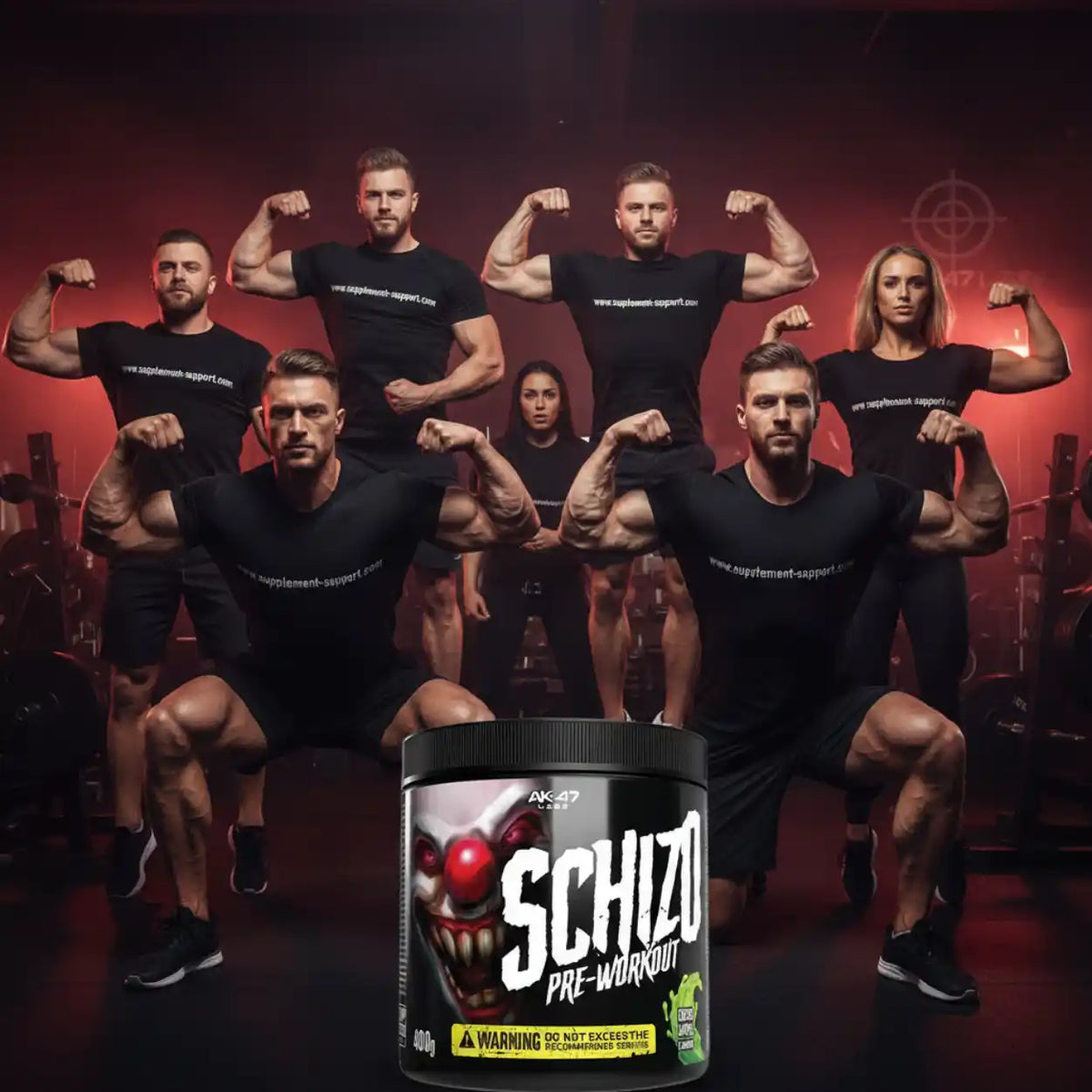 Schizo Pre-Workout Dose vor muskulösen Fitness-Athleten in einem Studio.