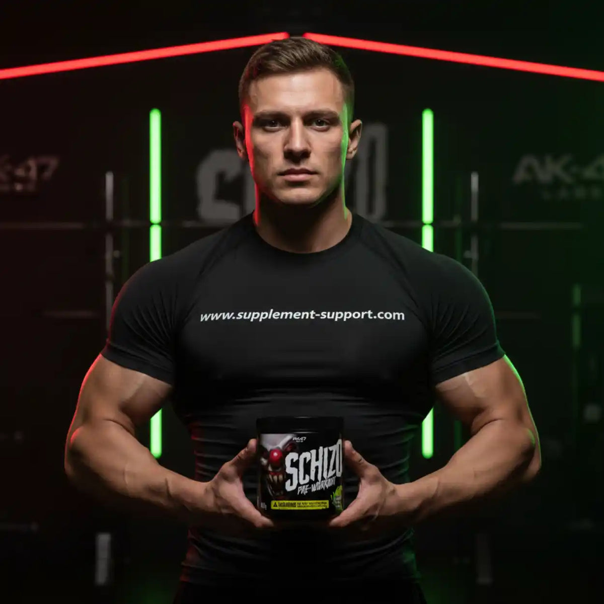 Muskulöser Mann in schwarzem T-Shirt hält eine Dose Schizu Pre-Workout Supplement.