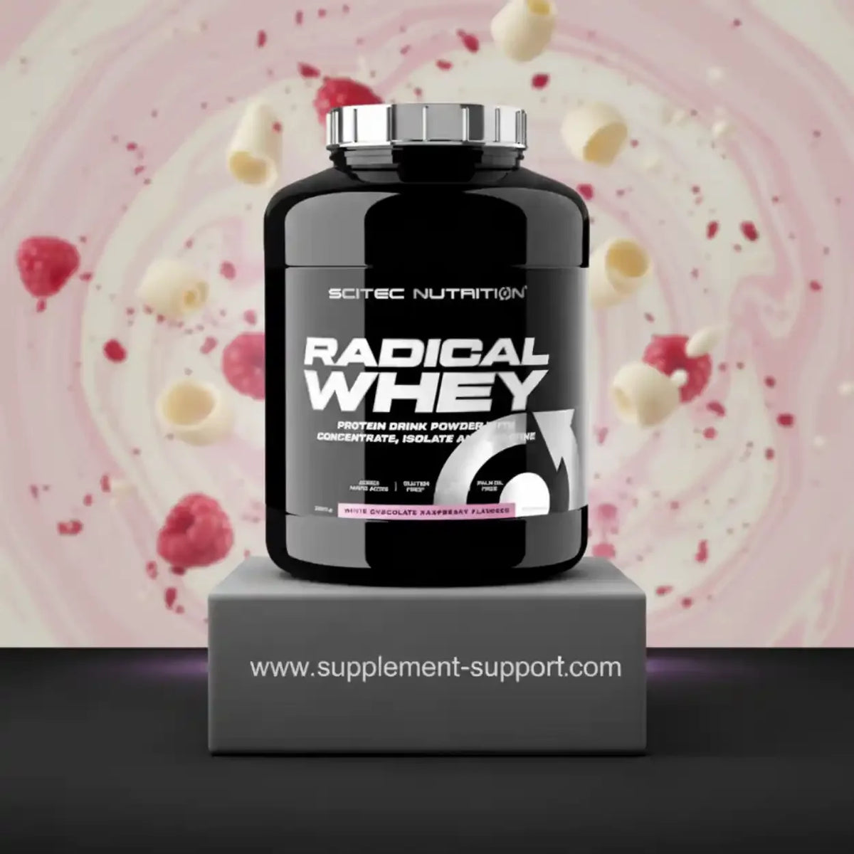 SCITEC Nutrition Radical Whey Proteinpulver in einer schwarzen Dose auf grauem Podest