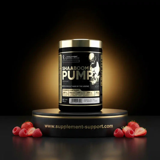 Pre-Workout Booster Dose Shaaboom Pump auf Podest, umgeben von Erdbeeren und Himbeeren