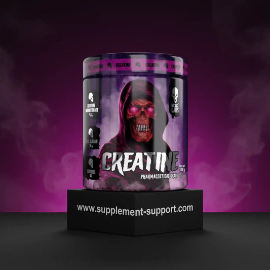 Kreatin Pulver Dose mit Totenkopf-Design, Fitness Supplement vor lila Hintergrund