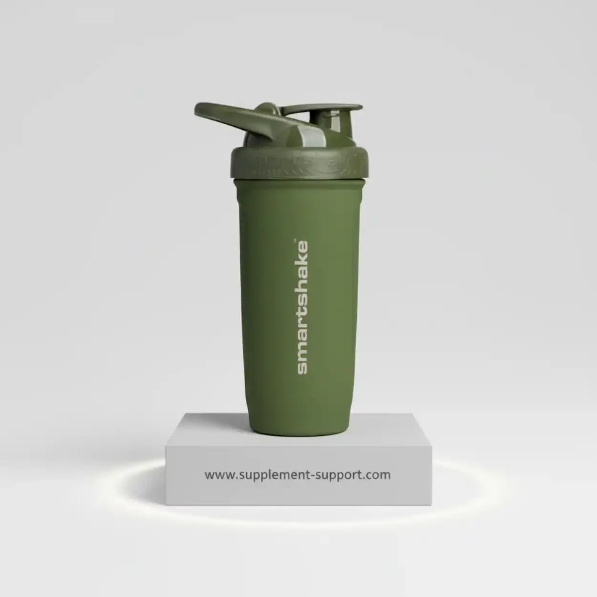 Olivgrüner Smartshake Protein Shaker auf einem weißen Podest