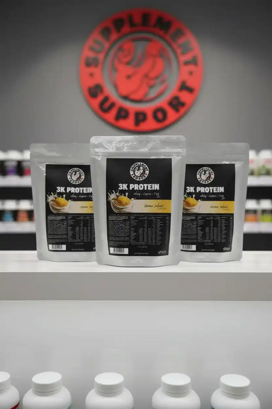 Drei Packungen 3K Protein von Supplement Support auf einem weißen Regal