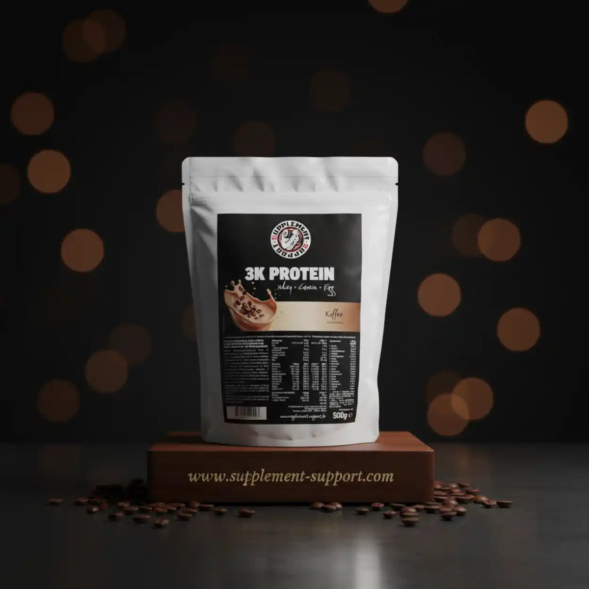3K Protein Pulver mit Kaffee-Geschmack in einer weißen Standbodenbeutel-Verpackung.