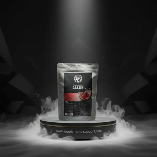 Casein Protein Beutel auf einem Podest mit dramatischem Licht und Nebeleffekt.