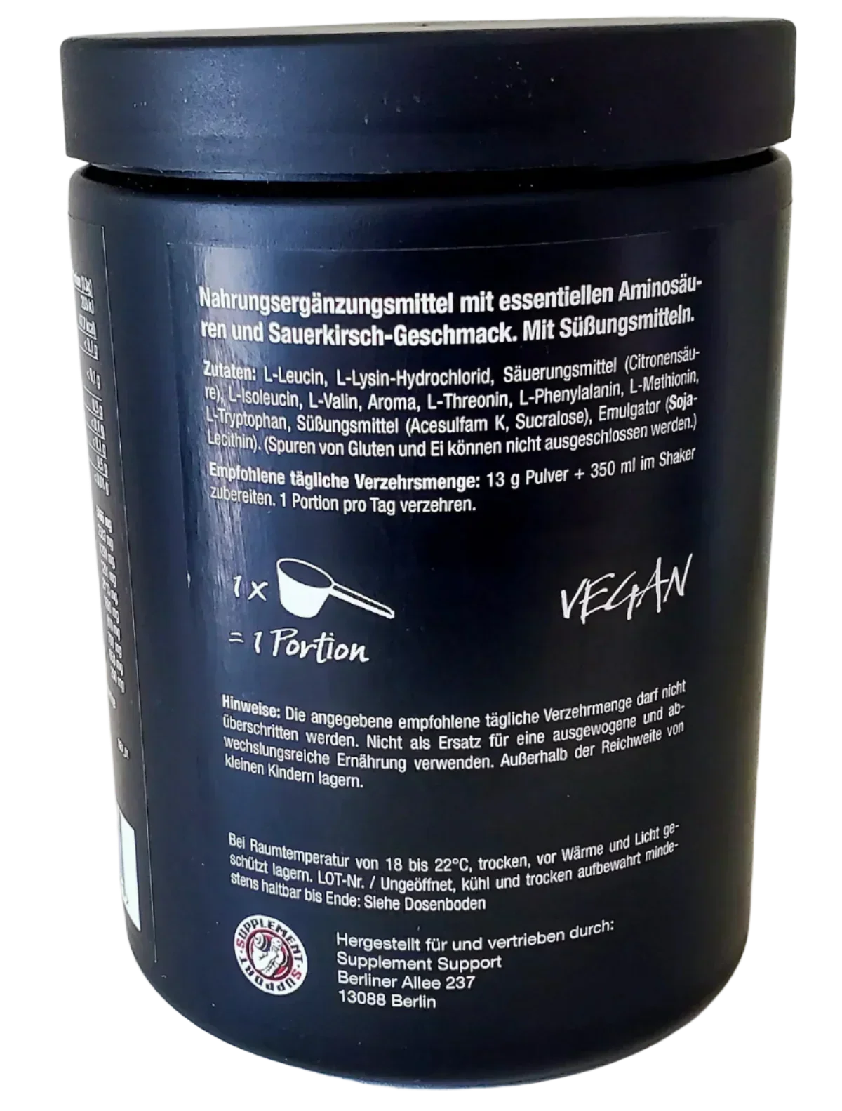 Rückseite einer schwarzen Dose mit essentiellen Aminosäuren mit Sauerkirsch-Geschmack, vegan.