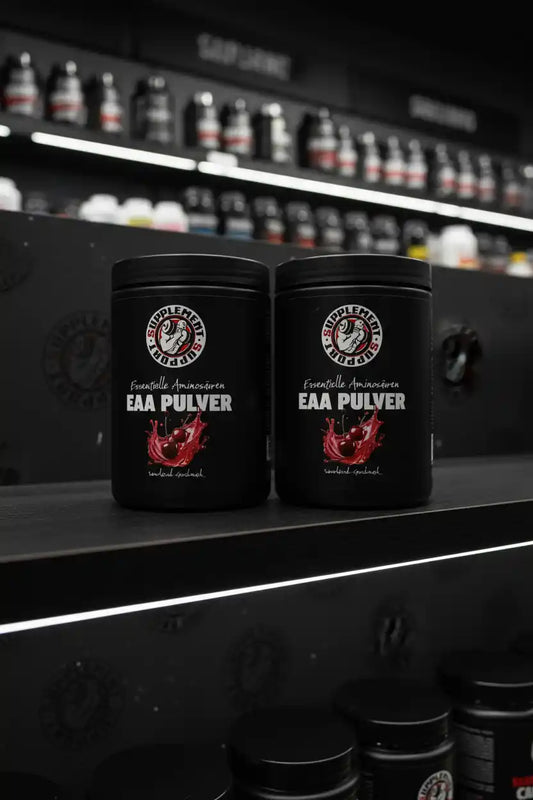 Zwei schwarze Dosen mit EAA Pulver Nahrungsergänzungsmittel in einem Regal