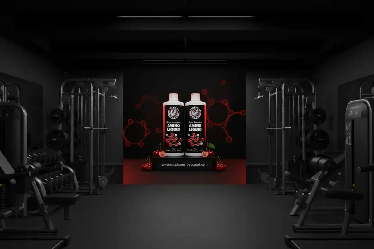 Zwei Flaschen Amino Liquid Sportnahrung vor einem dunklen Fitnessstudio Hintergrund.