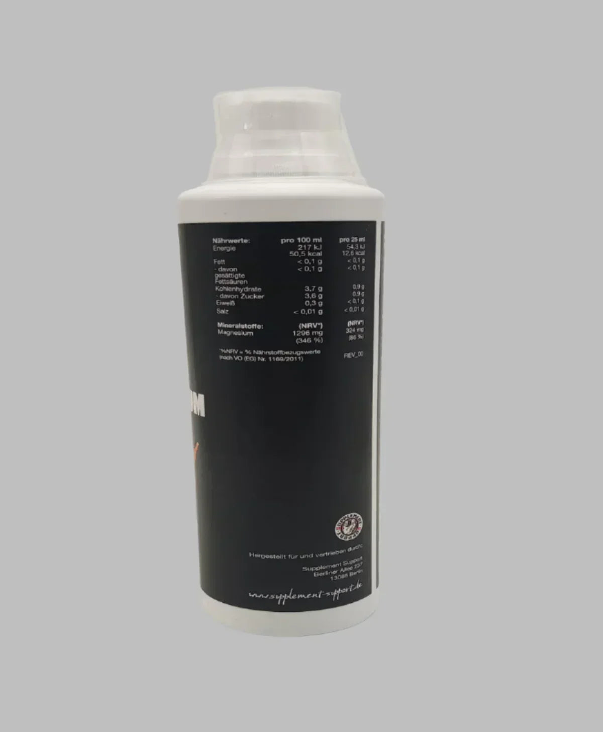 Rückseite einer weißen Supplement-Flasche mit Nährwerttabelle auf grauem Hintergrund