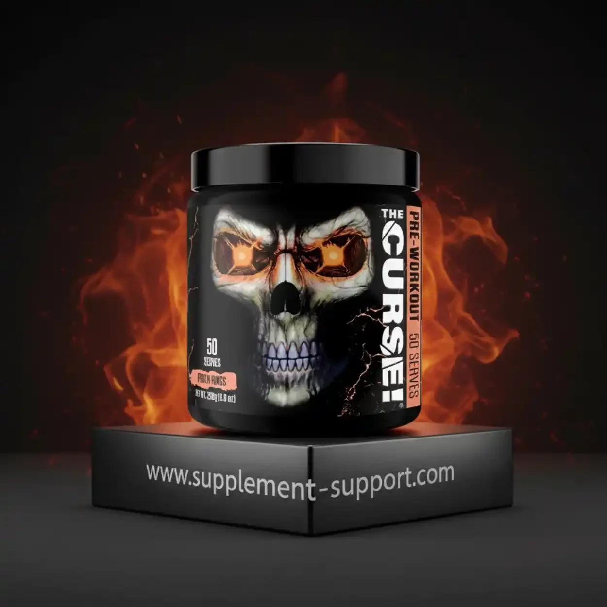 The Curse Pre-Workout Booster mit Totenkopf-Design auf schwarzem Podest vor Flammen, Nahrungsergänzungsmittel