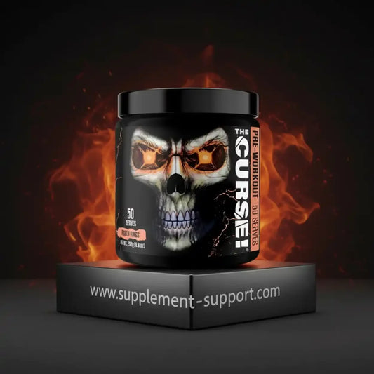 The Curse Pre-Workout Booster mit Totenkopf-Design auf schwarzem Podest vor Flammen, Nahrungsergänzungsmittel