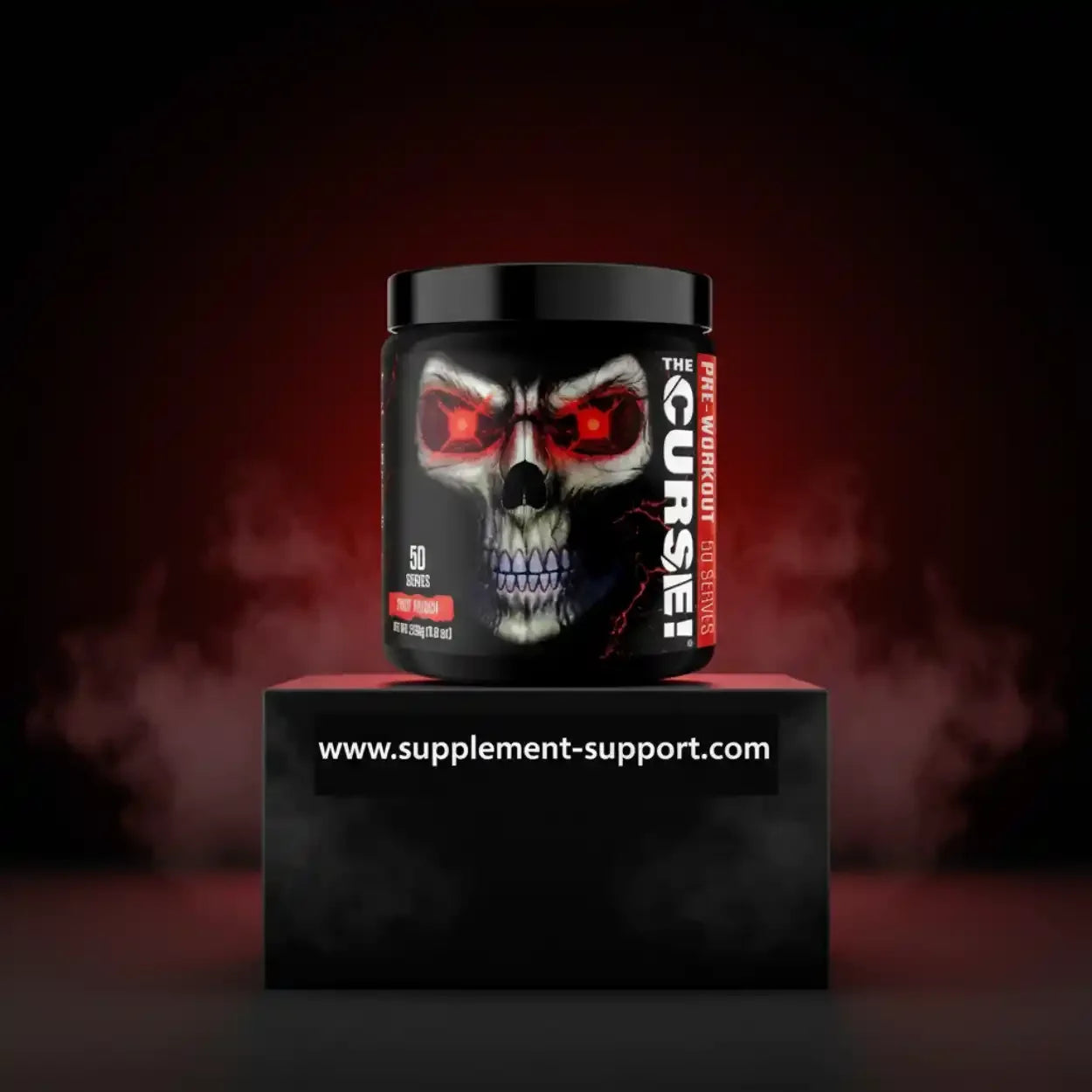 The Curse Pre-Workout Booster Dose mit Totenkopf-Design auf Podest, Fitness Supplement