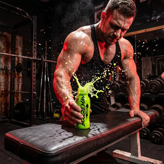 Muskulöser Mann im Fitnessstudio mit TREC NUTRITION BOOGIEMAN Booster Shot auf einer Hantelbank.