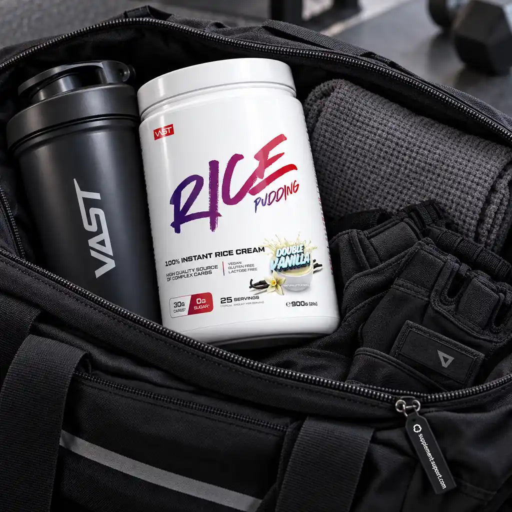 VAST® Instant Rice Pudding Complex Carbs in einer schwarzen Sporttasche mit Shaker und Handschuhen