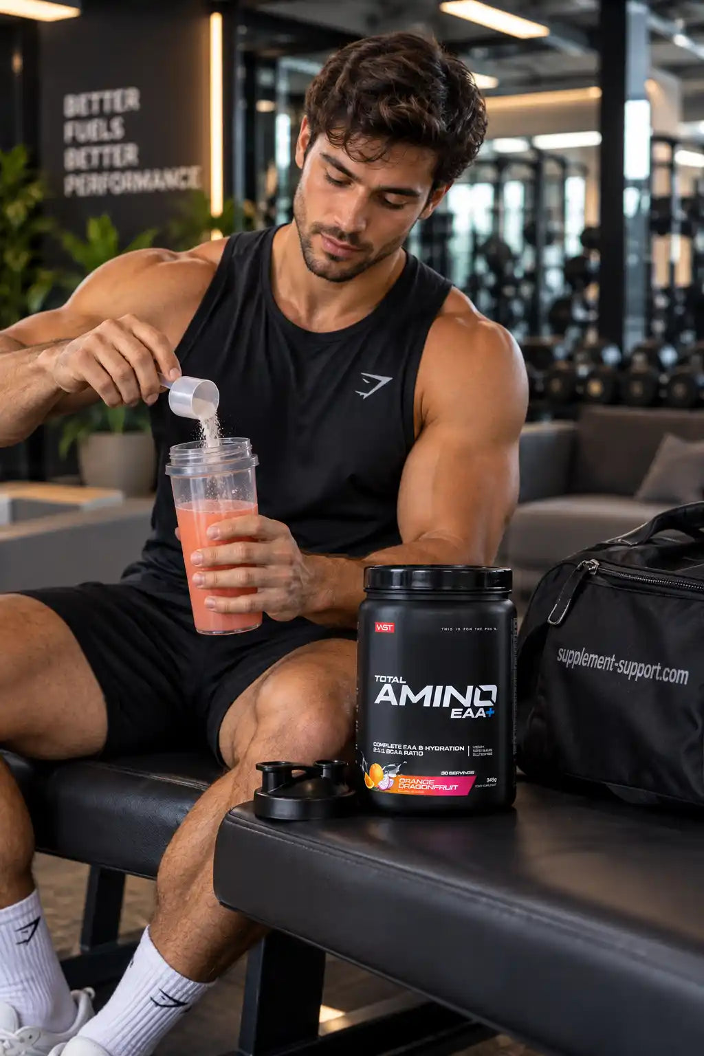 Muskulöser Mann mischt VAST® Total Amino EAA+ im Fitnessstudio.