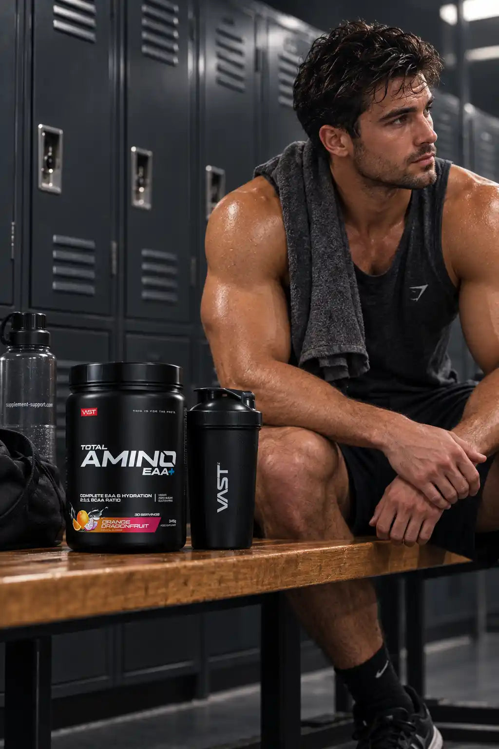 VAST Total Amino EAA+ Hydration Supplement neben einem muskulösen Mann in einer Umkleidekabine.