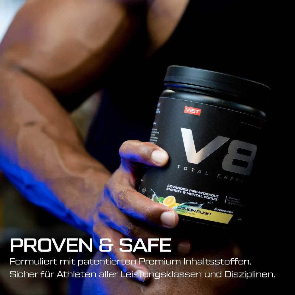 Ein muskulöser Arm hält eine Dose VAST® V8 Total Energy Pre Workout in der Sorte Lemon Rush.