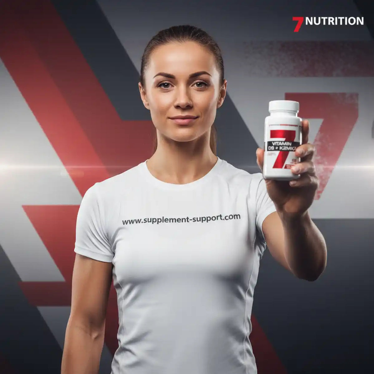 Sportliche Frau hält eine Dose Vitamin D3 + K2 Nahrungsergänzung von 7 Nutrition.
