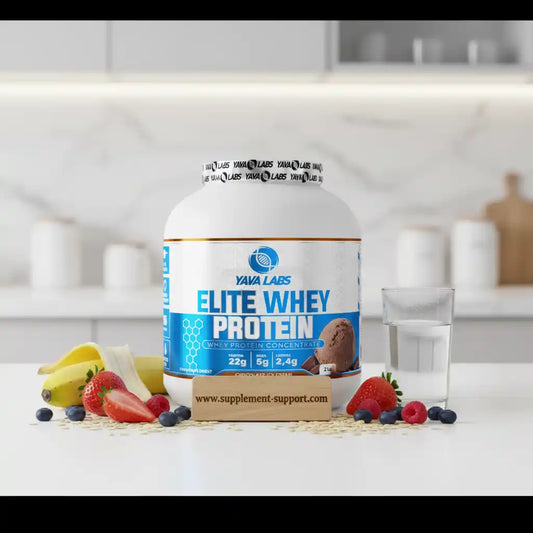 Yava Labs Elite Whey Protein mit Beeren, Banane und Wasser – ideal für Sportler und Fitness