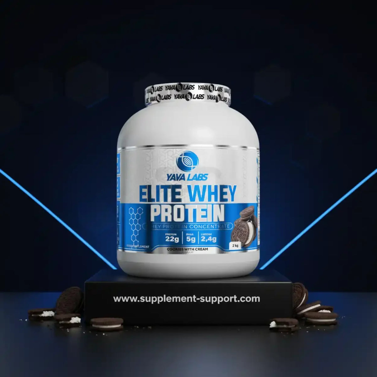 Yava Labs Elite Whey Protein Cookies with Cream Dose mit Keksen auf dunklem Hintergrund