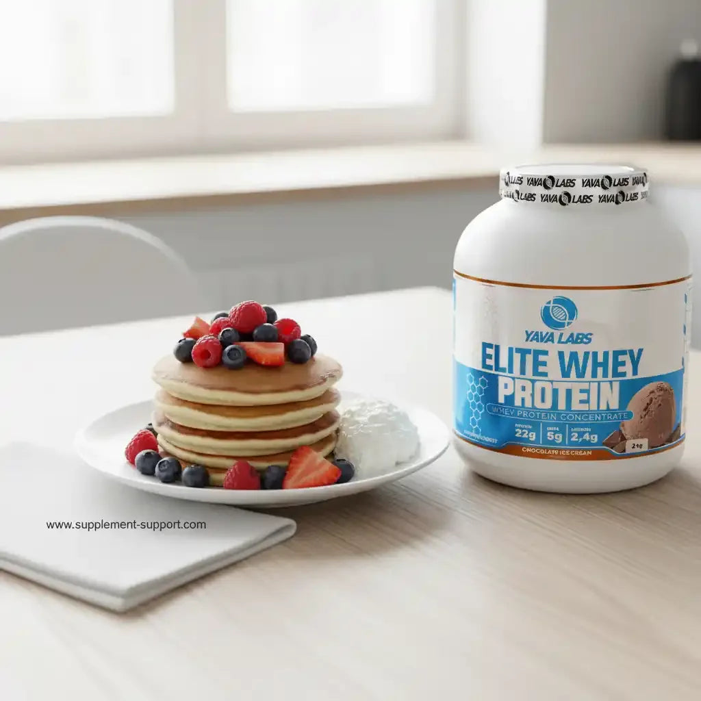 Elite Whey Protein von Yaya Labs neben Pancakes mit Beeren – ideal für Sportler und Fitness