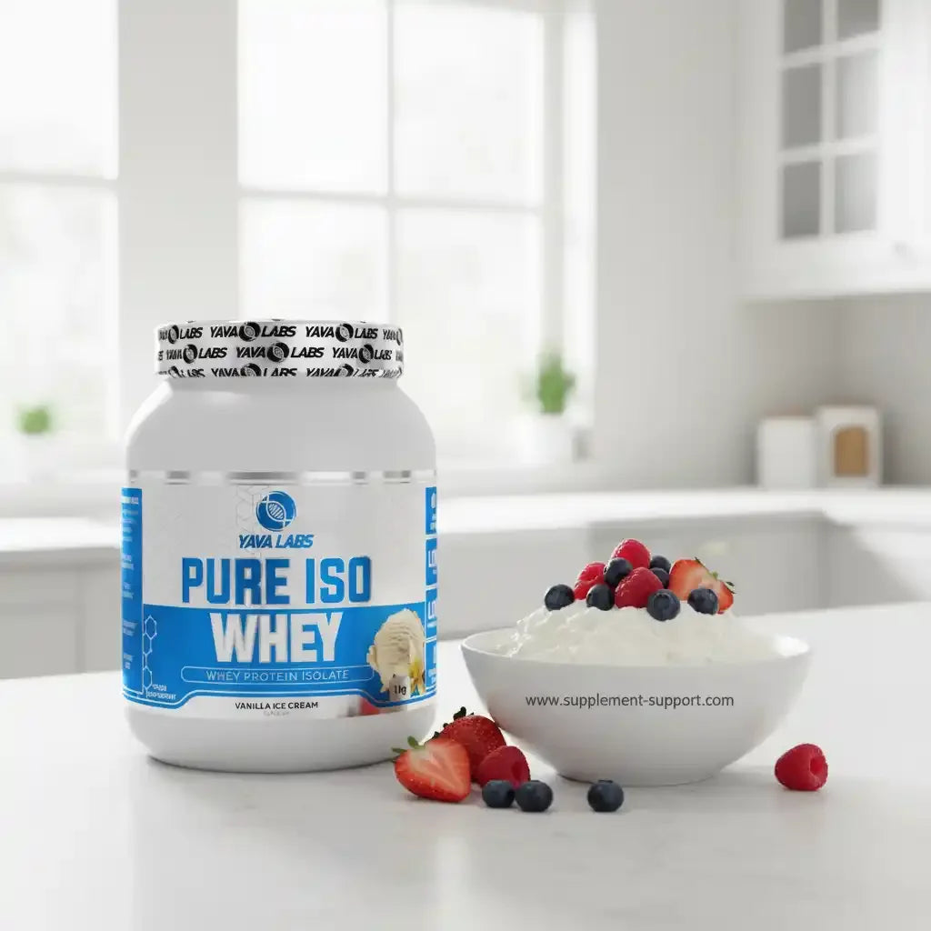 Pure ISO Whey Protein Isolate Vanille-Eiscreme mit Beeren in moderner Küche