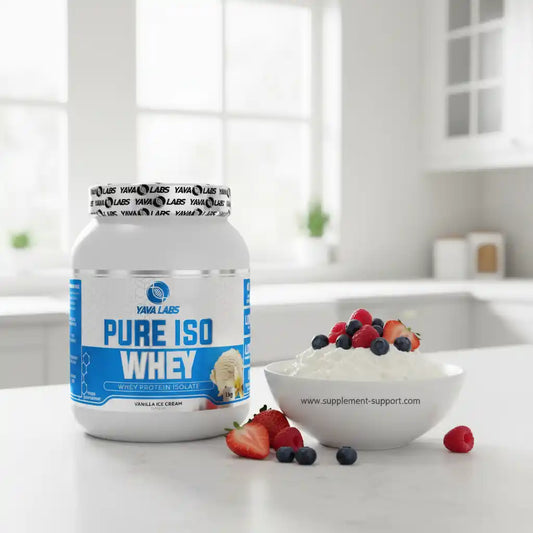 Pure ISO Whey Protein Isolate Vanille-Eiscreme mit Beeren in moderner Küche